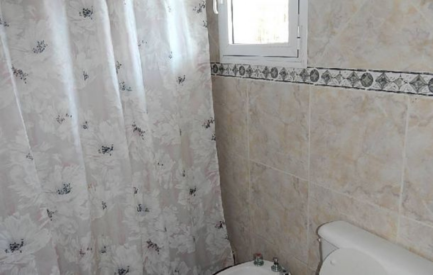 CHALET EN ZONA ALAMOS AV. ENRIQUE SHAW Y DE LAS GARZAS . CHALET EN ALQ X TEMP.