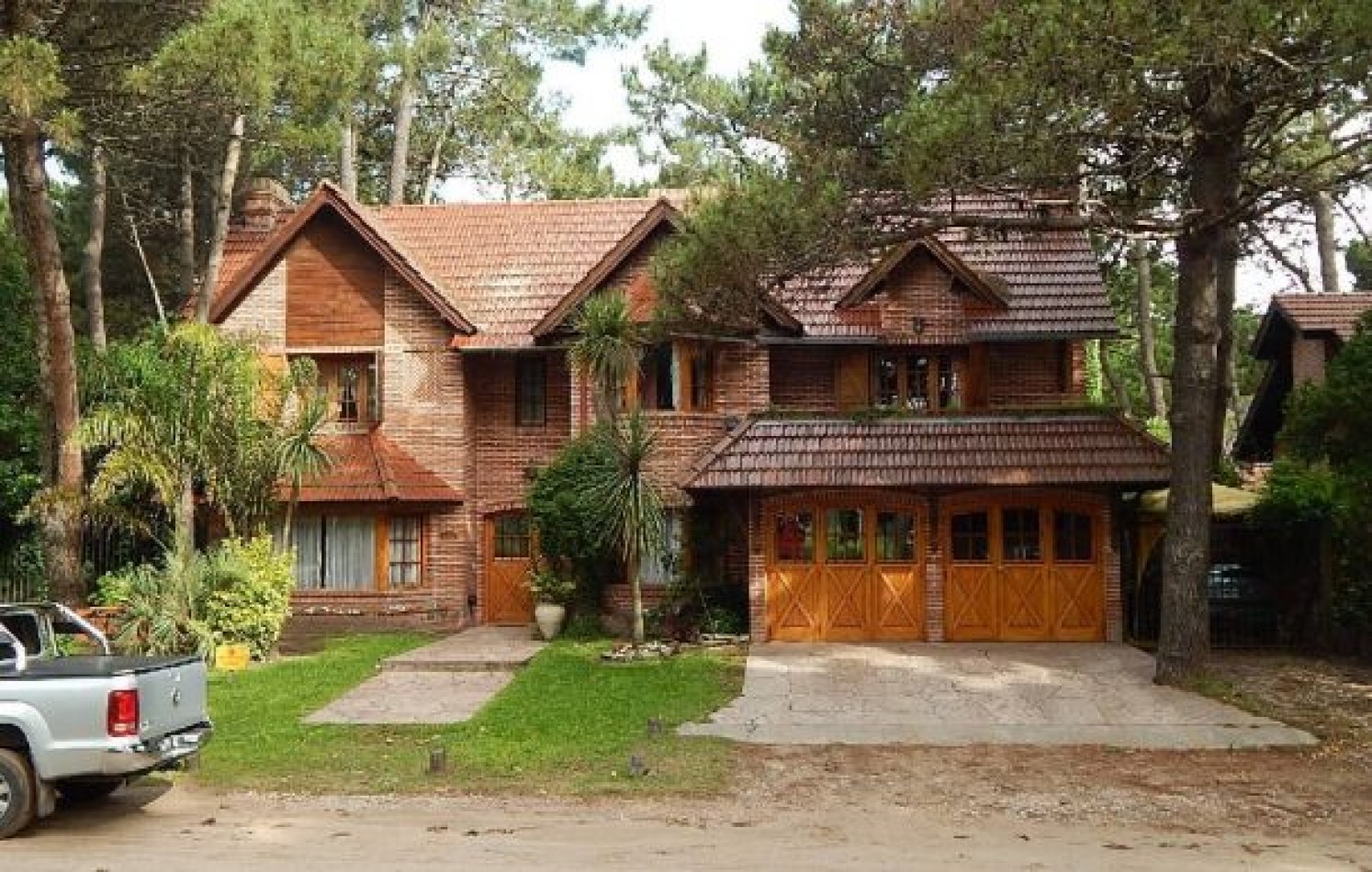 ESTUPENDO CHALET ESTILO CLASICO PINAMARENSE. CHALET EN ALQ X TEMP