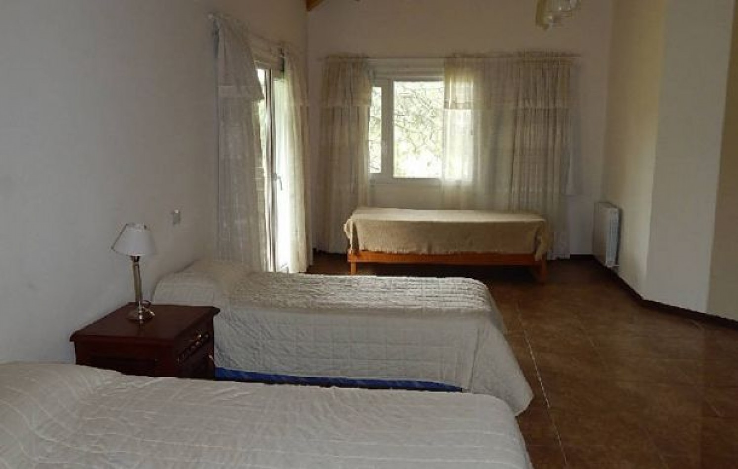 CHALET EN CARILO CALLE PINZON, ENTRE PARAISO Y SEQUOIA. CHALET EN ALQ X TEMP. 