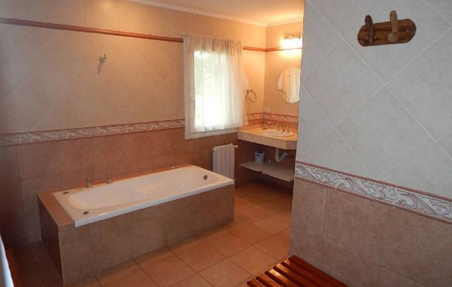 CHALET EN CARILO CALLE PINZON, ENTRE PARAISO Y SEQUOIA. CHALET EN ALQ X TEMP. 