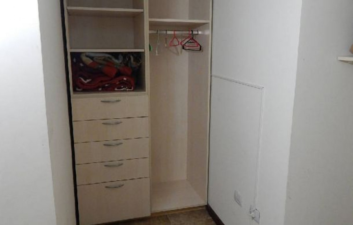 CHALET EN CARILO CALLE PINZON, ENTRE PARAISO Y SEQUOIA. CHALET EN ALQ X TEMP. 