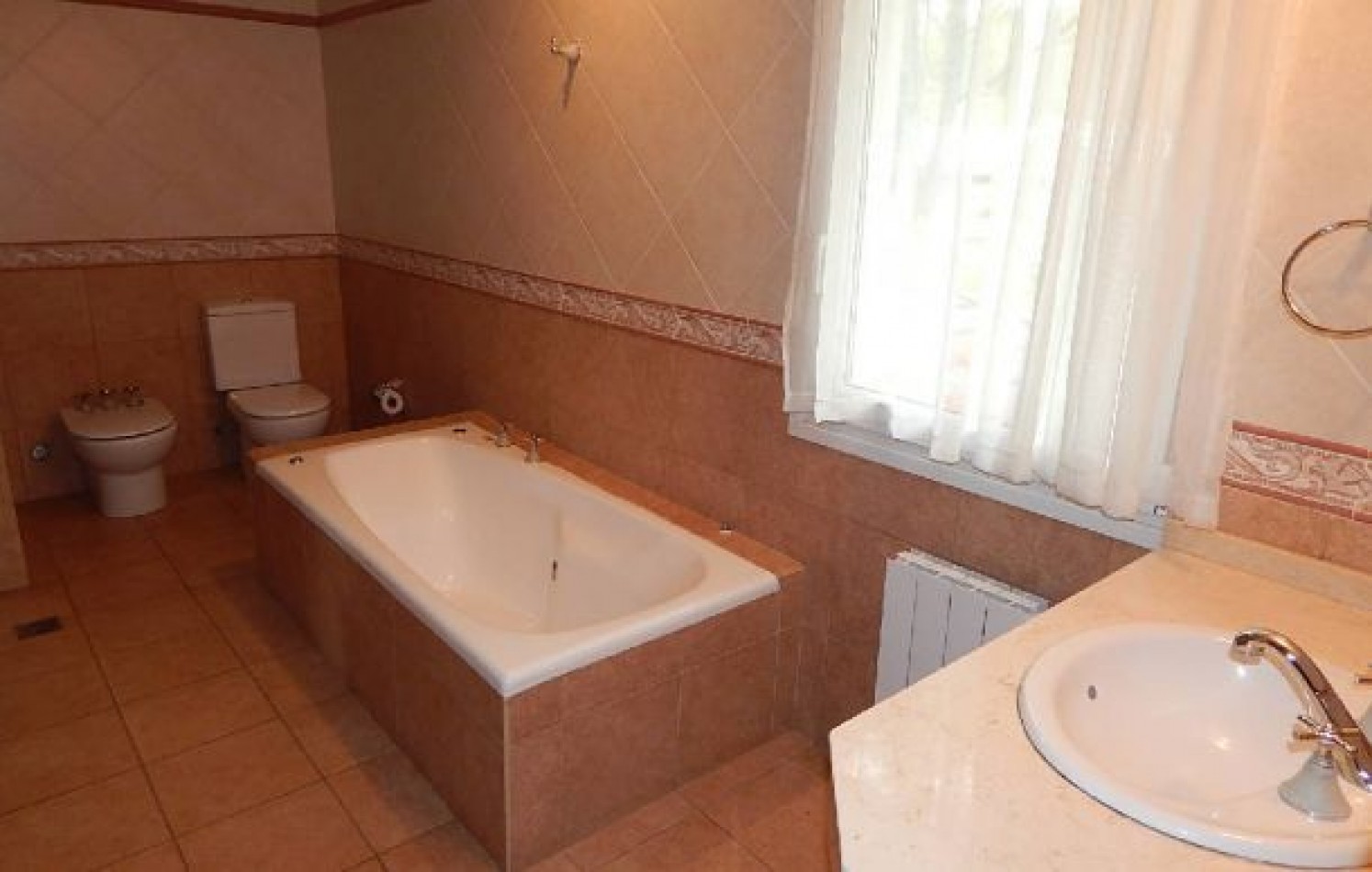 CHALET EN CARILO CALLE PINZON, ENTRE PARAISO Y SEQUOIA. CHALET EN ALQ X TEMP. 