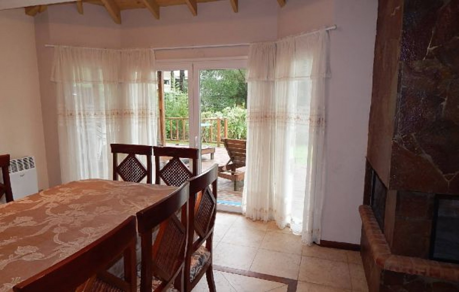 CHALET EN CARILO CALLE PINZON, ENTRE PARAISO Y SEQUOIA. CHALET EN ALQ X TEMP. 