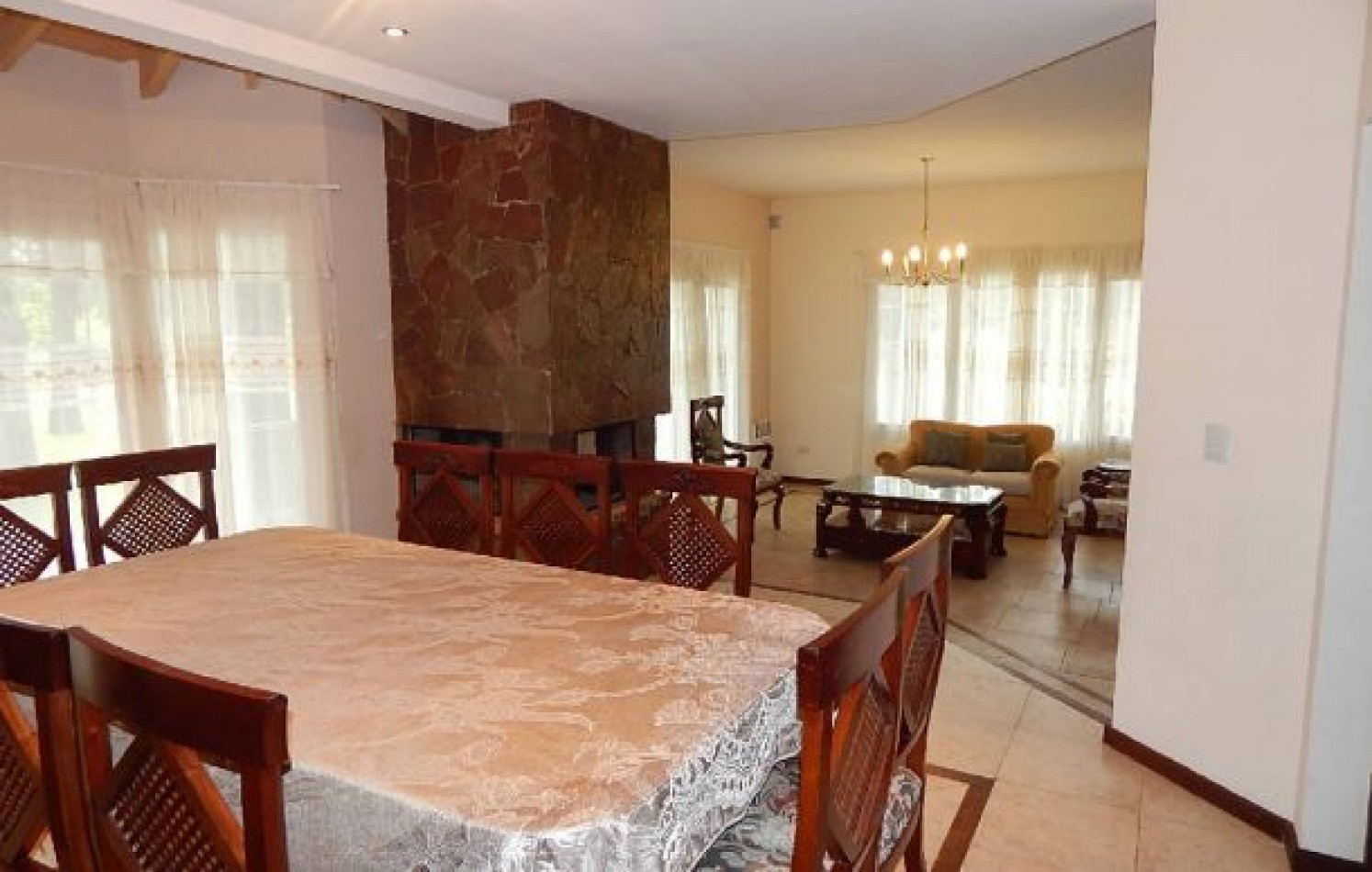 CHALET EN CARILO CALLE PINZON, ENTRE PARAISO Y SEQUOIA. CHALET EN ALQ X TEMP. 