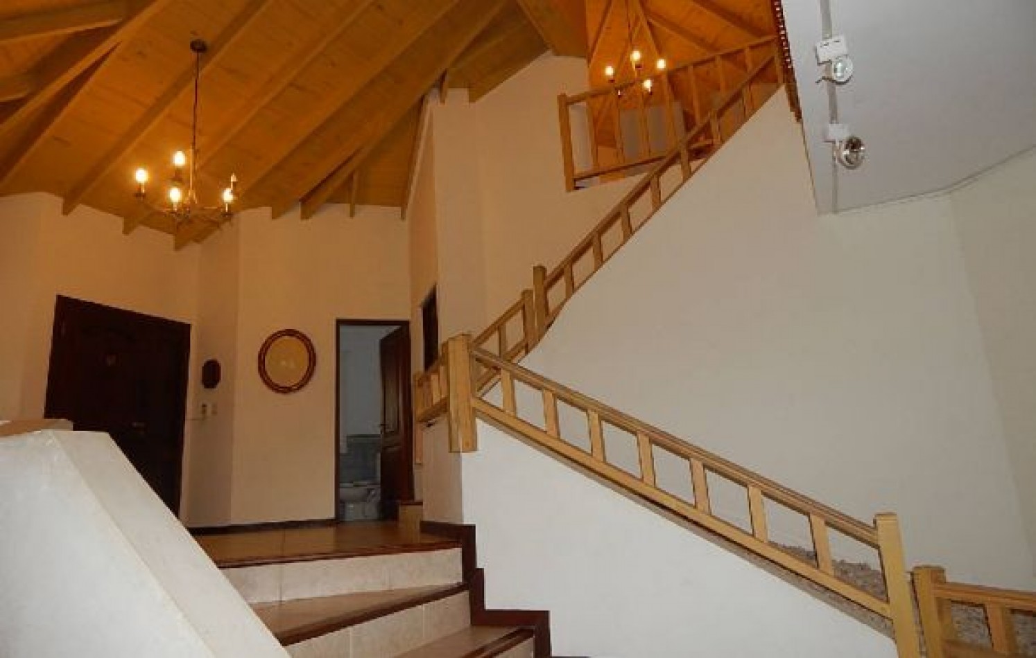 CHALET EN CARILO CALLE PINZON, ENTRE PARAISO Y SEQUOIA. CHALET EN ALQ X TEMP. 