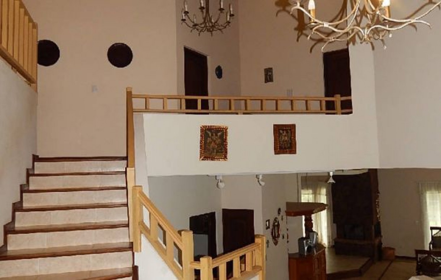 CHALET EN CARILO CALLE PINZON, ENTRE PARAISO Y SEQUOIA. CHALET EN ALQ X TEMP. 