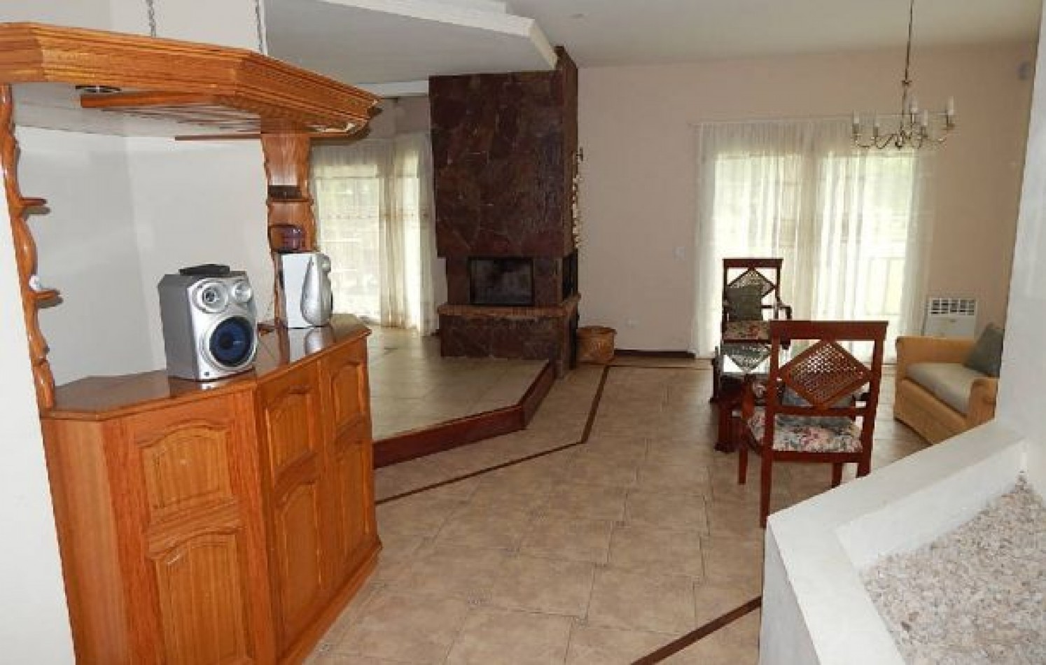 CHALET EN CARILO CALLE PINZON, ENTRE PARAISO Y SEQUOIA. CHALET EN ALQ X TEMP. 