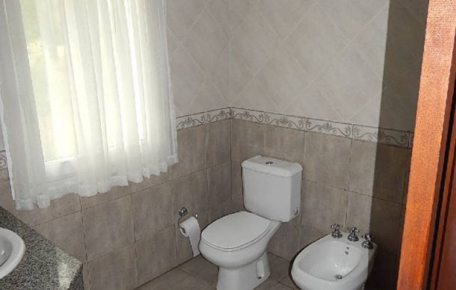 CHALET EN CARILO CALLE PINZON, ENTRE PARAISO Y SEQUOIA. CHALET EN ALQ X TEMP. 