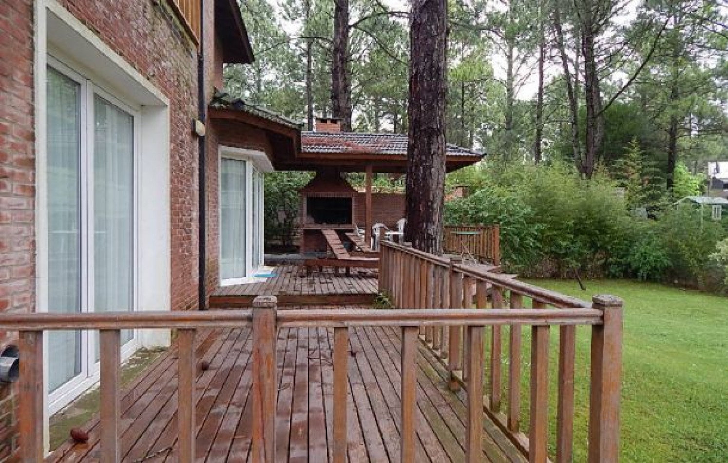 CHALET EN CARILO CALLE PINZON, ENTRE PARAISO Y SEQUOIA. CHALET EN ALQ X TEMP. 