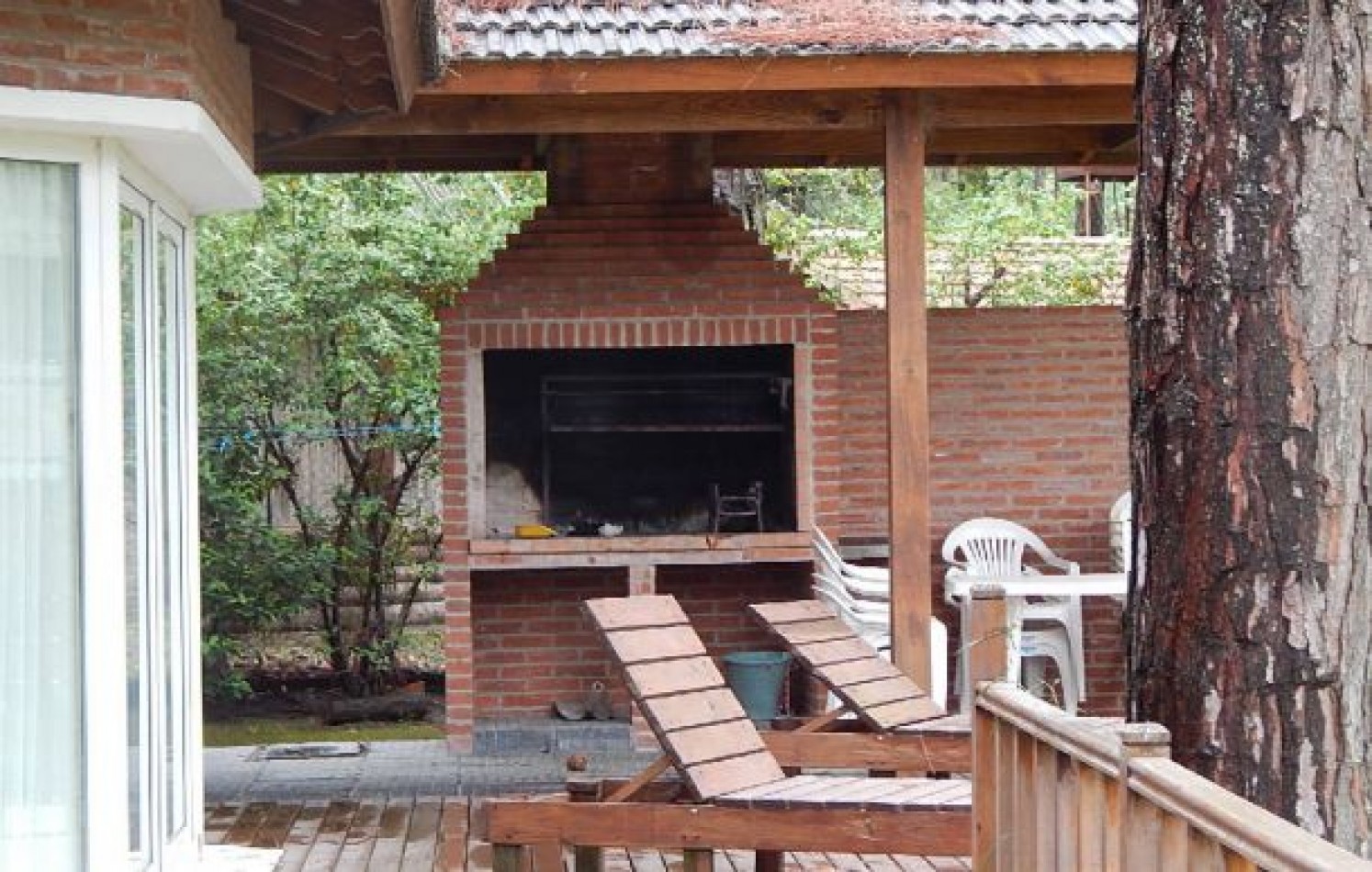 CHALET EN CARILO CALLE PINZON, ENTRE PARAISO Y SEQUOIA. CHALET EN ALQ X TEMP. 