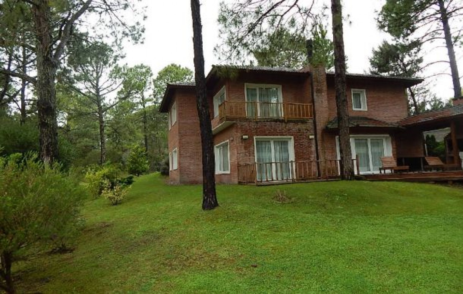 CHALET EN CARILO CALLE PINZON, ENTRE PARAISO Y SEQUOIA. CHALET EN ALQ X TEMP. 