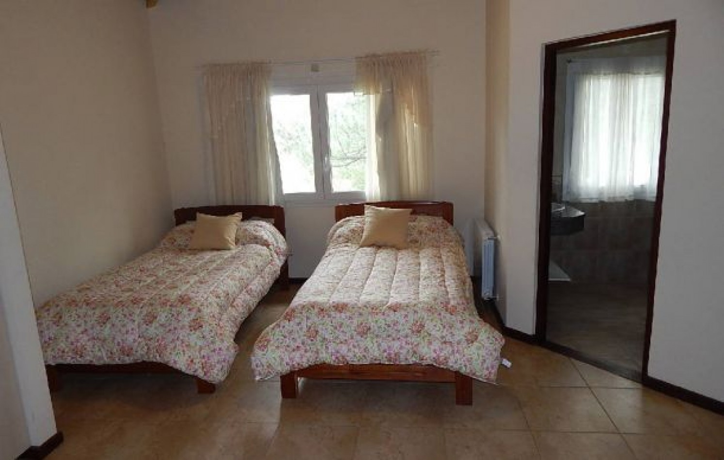 CHALET EN CARILO CALLE PINZON, ENTRE PARAISO Y SEQUOIA. CHALET EN ALQ X TEMP. 