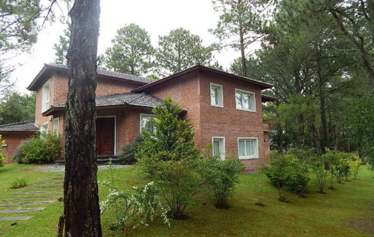 CHALET EN CARILO CALLE PINZON, ENTRE PARAISO Y SEQUOIA. CHALET EN ALQ X TEMP. 