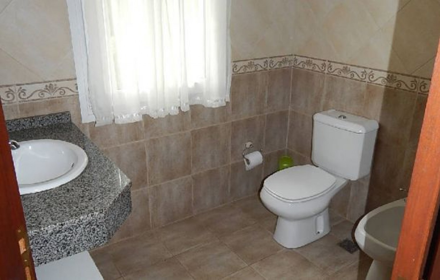 CHALET EN CARILO CALLE PINZON, ENTRE PARAISO Y SEQUOIA. CHALET EN ALQ X TEMP. 