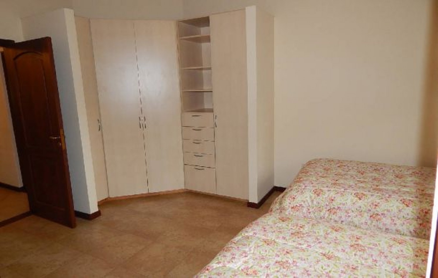 CHALET EN CARILO CALLE PINZON, ENTRE PARAISO Y SEQUOIA. CHALET EN ALQ X TEMP. 