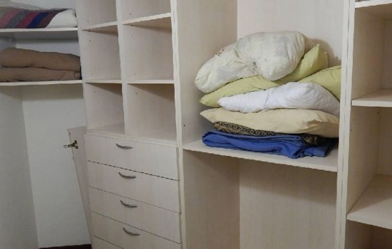 CHALET EN CARILO CALLE PINZON, ENTRE PARAISO Y SEQUOIA. CHALET EN ALQ X TEMP. 