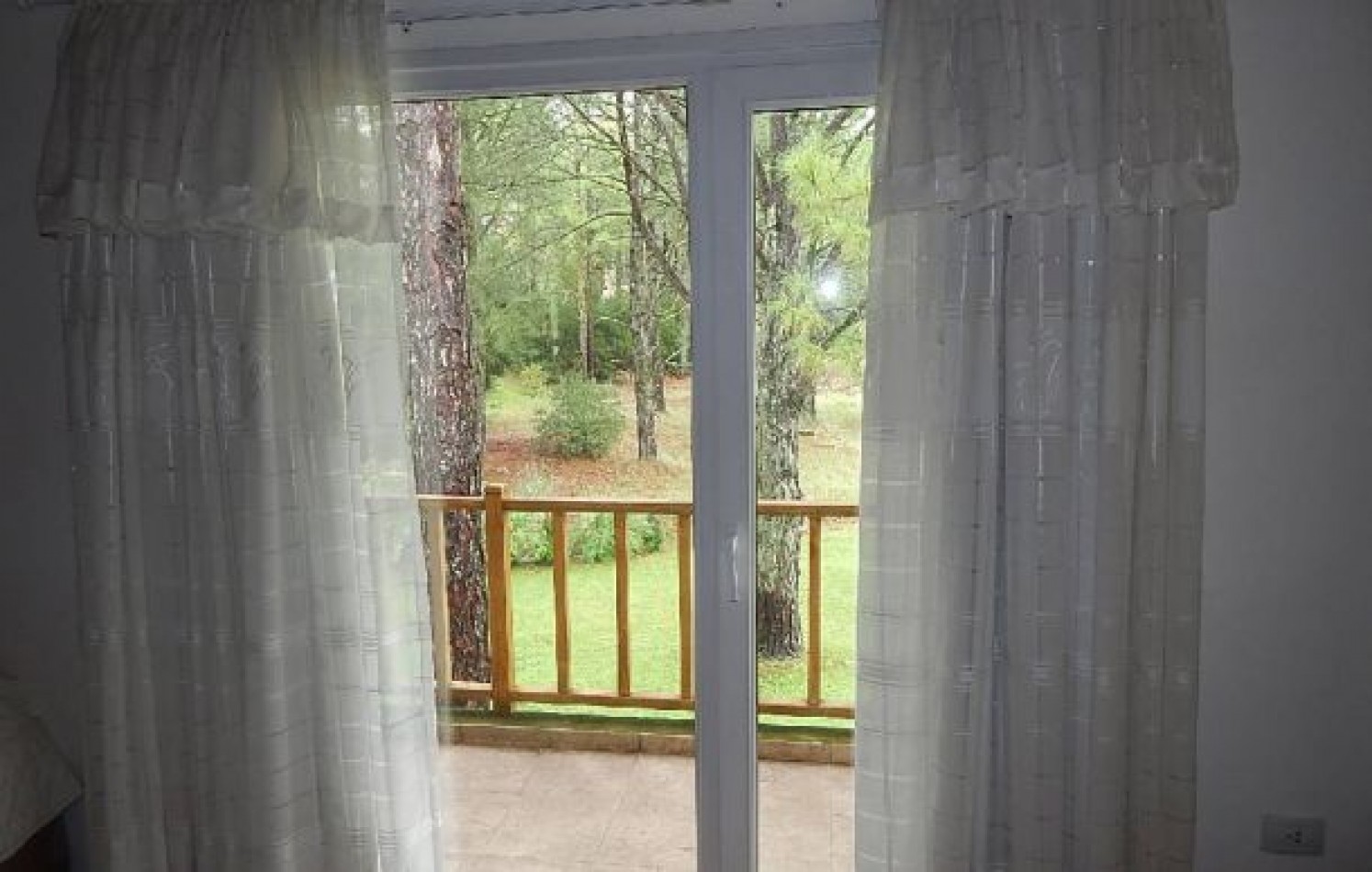 CHALET EN CARILO CALLE PINZON, ENTRE PARAISO Y SEQUOIA. CHALET EN ALQ X TEMP. 