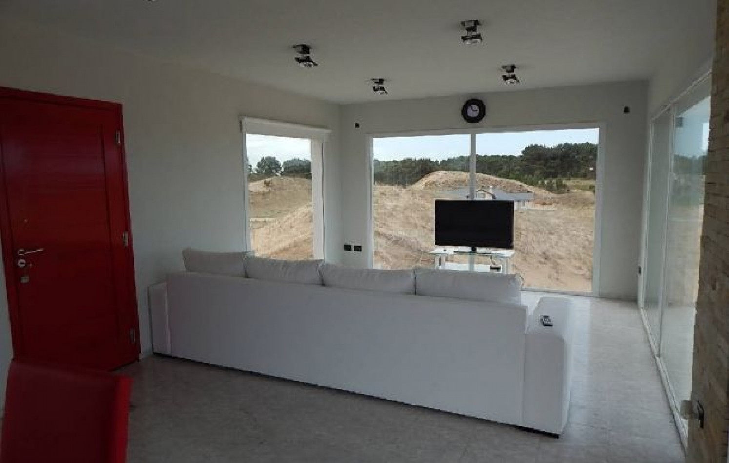 EXCELENTE CASA A ESTRENAR EN COSTA ESMERALDA. BARRIO CERRADO EN ALQ X TEMP.