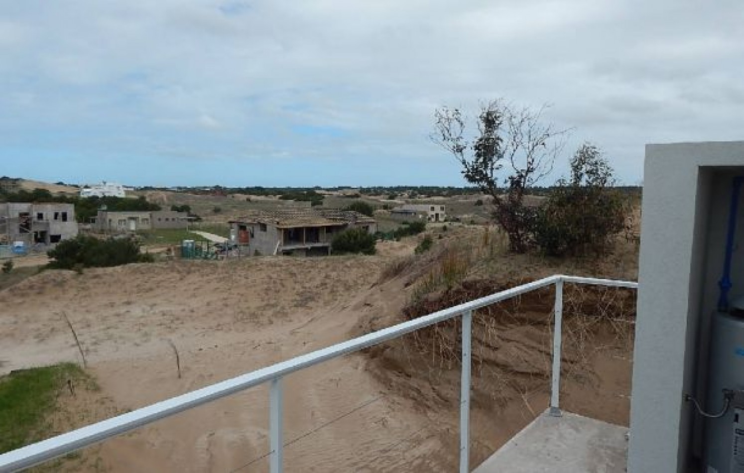 EXCELENTE CASA A ESTRENAR EN COSTA ESMERALDA. BARRIO CERRADO EN ALQ X TEMP.