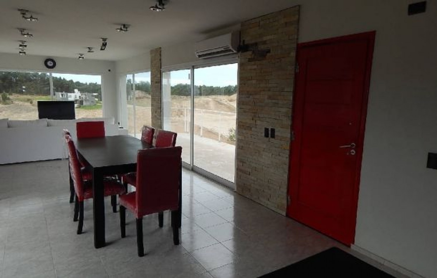 EXCELENTE CASA A ESTRENAR EN COSTA ESMERALDA. BARRIO CERRADO EN ALQ X TEMP.