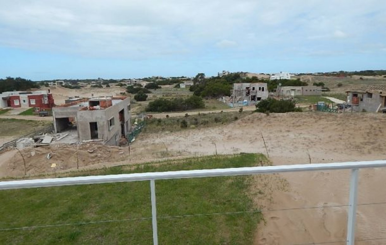 EXCELENTE CASA A ESTRENAR EN COSTA ESMERALDA. BARRIO CERRADO EN ALQ X TEMP.