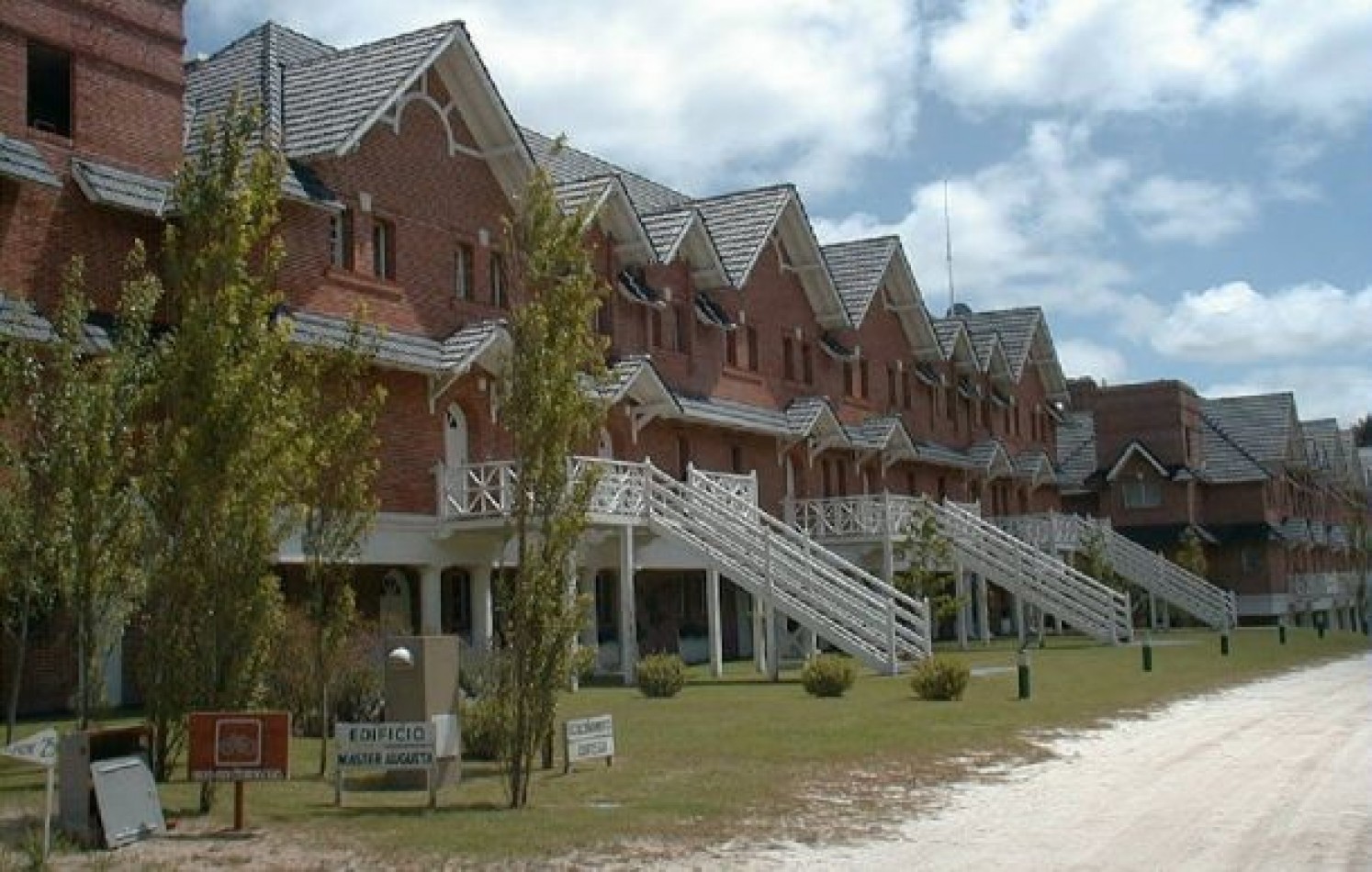 DEPARTAMENTO EN TERRAZAS AL GOLF. BARRIO CERRADO EN ALQ X TEMP.