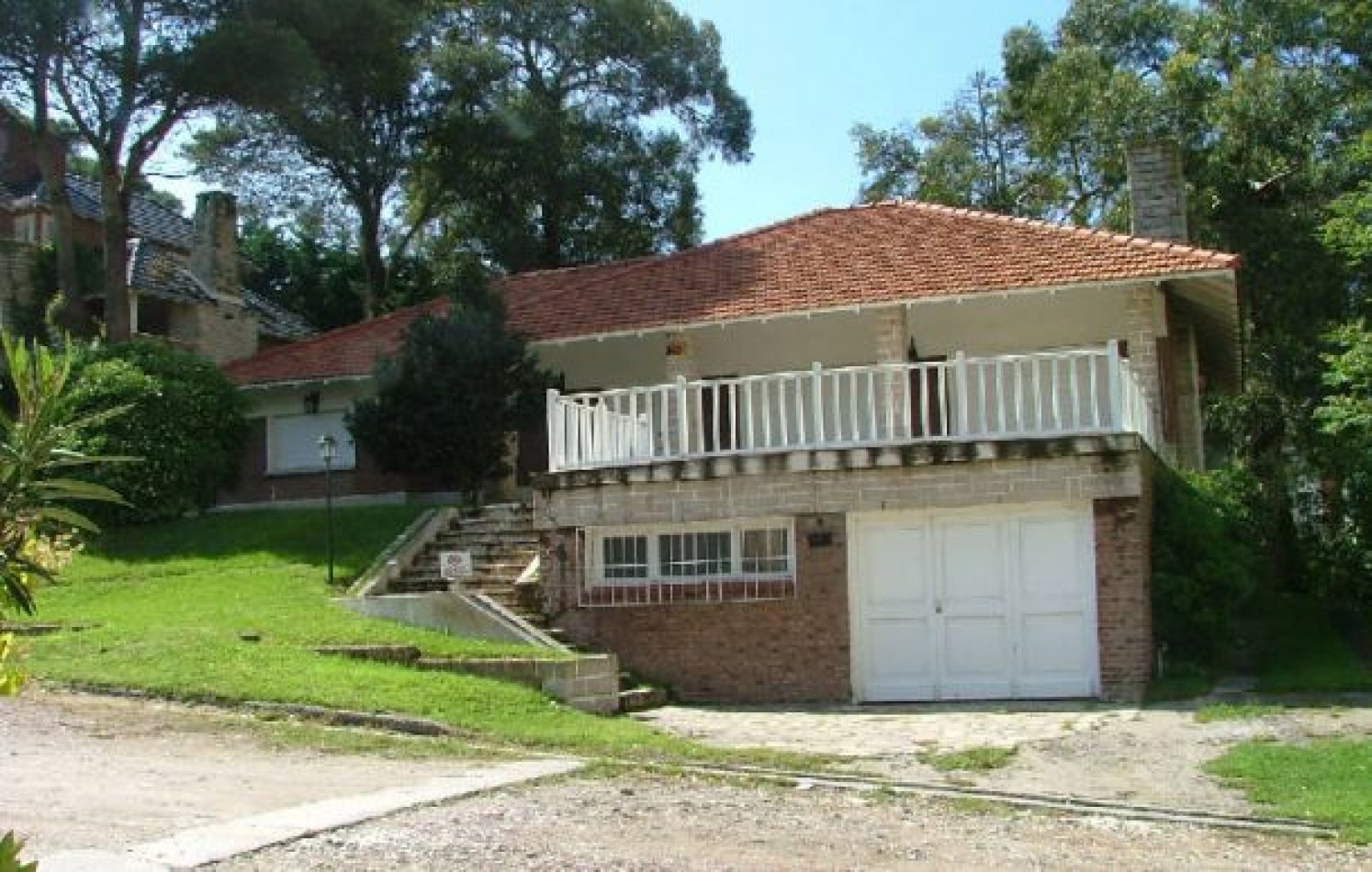 CHALET EN ALQUILER DE TEMPORADA. CHALET EN ALQ X TEMP. 4 DORM