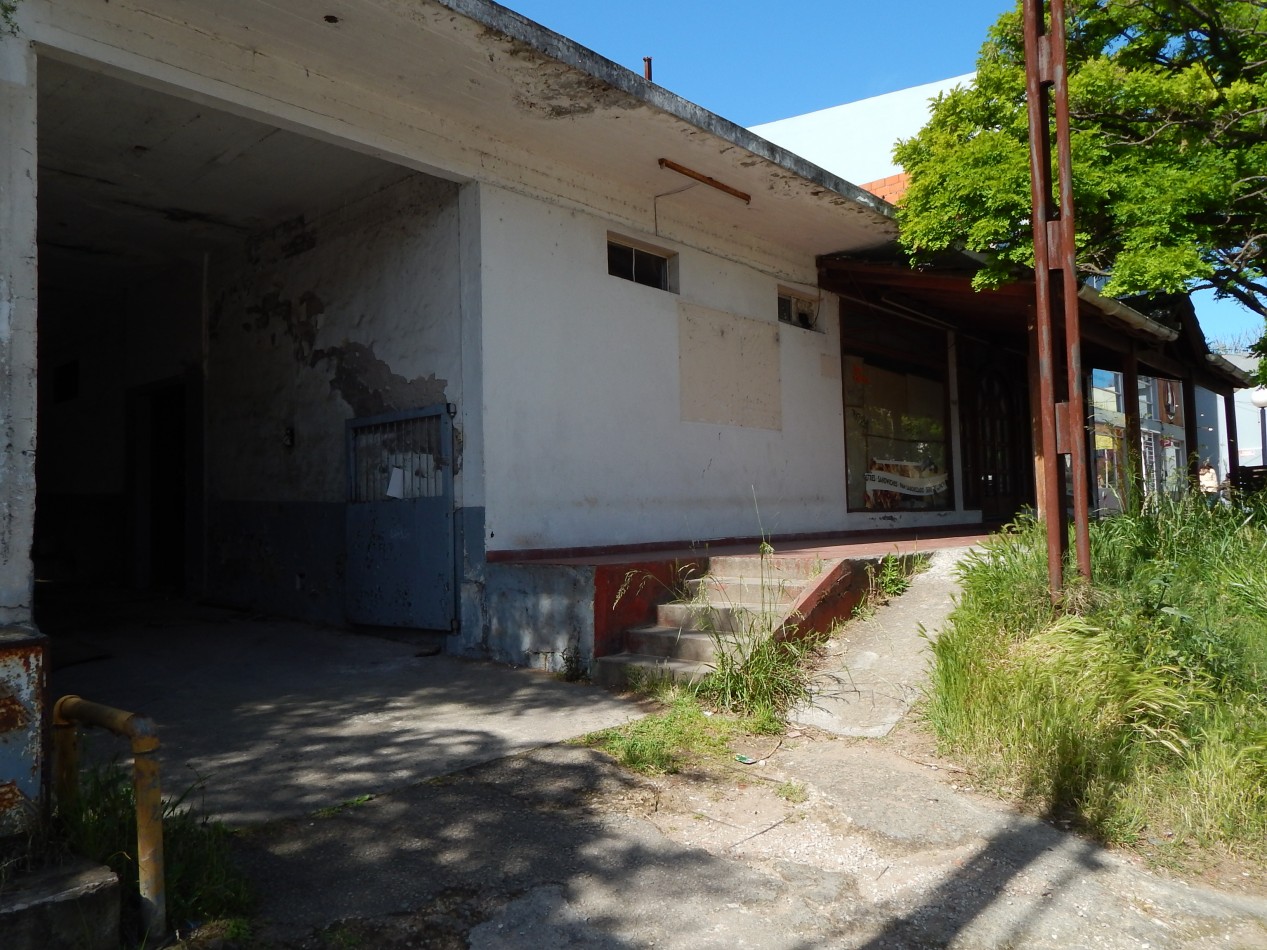 Propiedad comercial Rivadavia entre Av. Enrique Shaw y Eneas