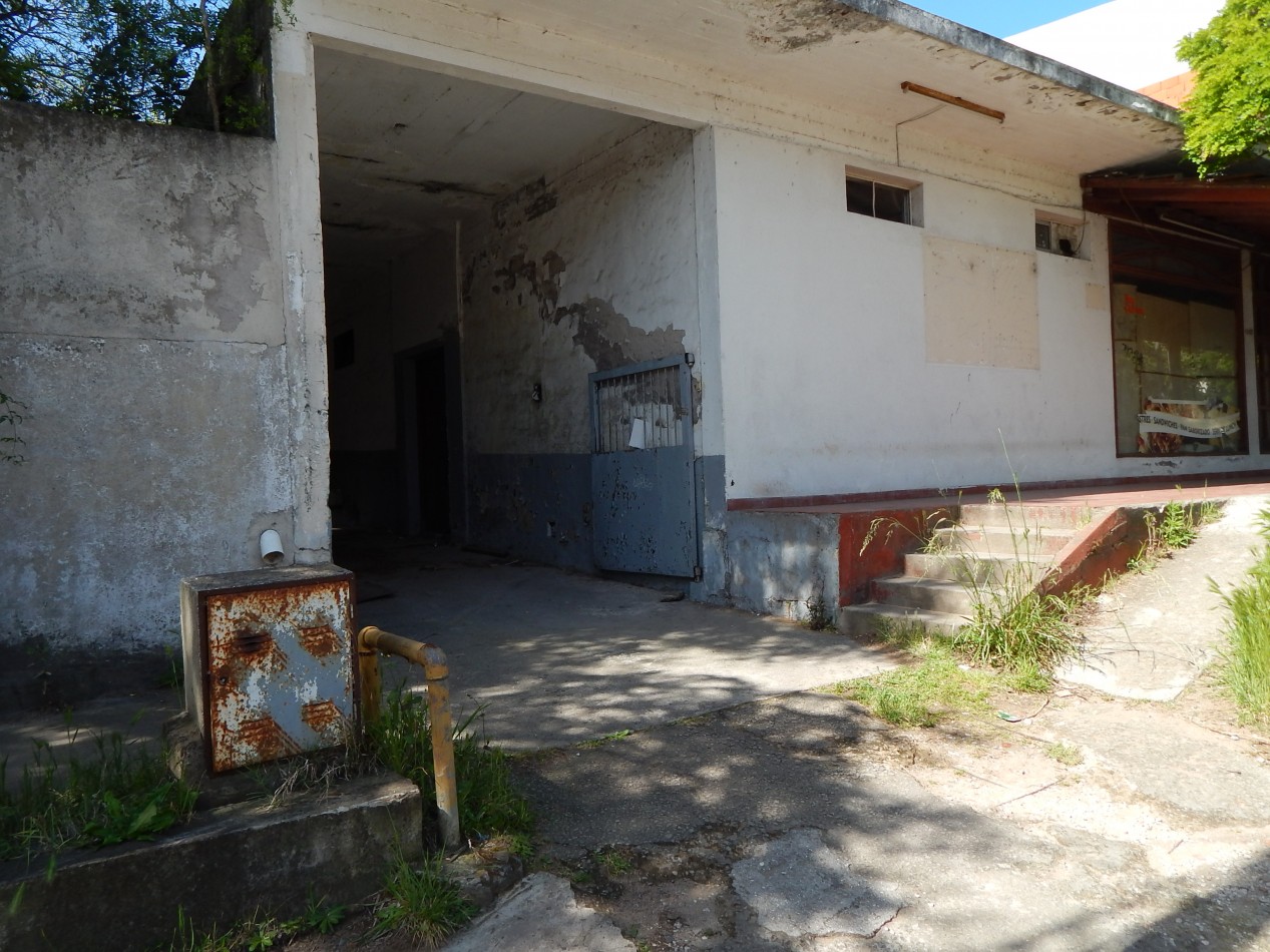 Propiedad comercial Rivadavia entre Av. Enrique Shaw y Eneas