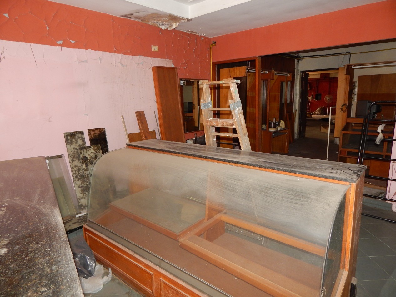 Propiedad comercial Rivadavia entre Av. Enrique Shaw y Eneas