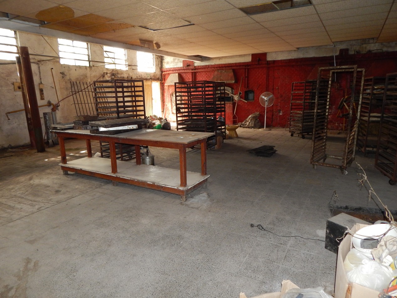 Propiedad comercial Rivadavia entre Av. Enrique Shaw y Eneas