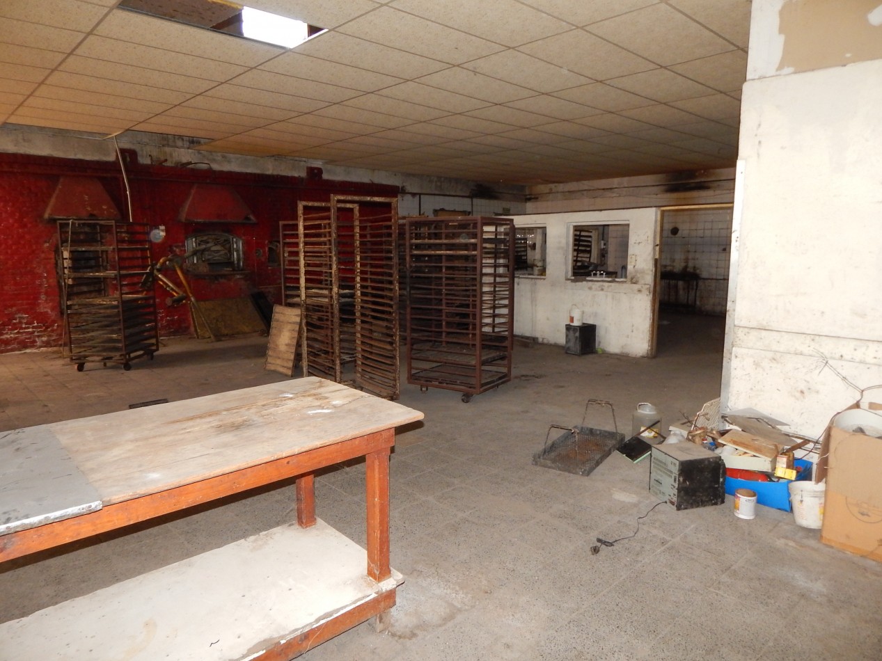 Propiedad comercial Rivadavia entre Av. Enrique Shaw y Eneas