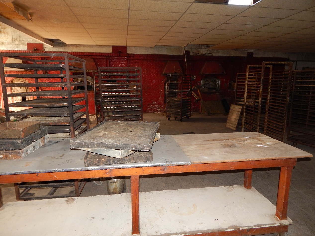 Propiedad comercial Rivadavia entre Av. Enrique Shaw y Eneas