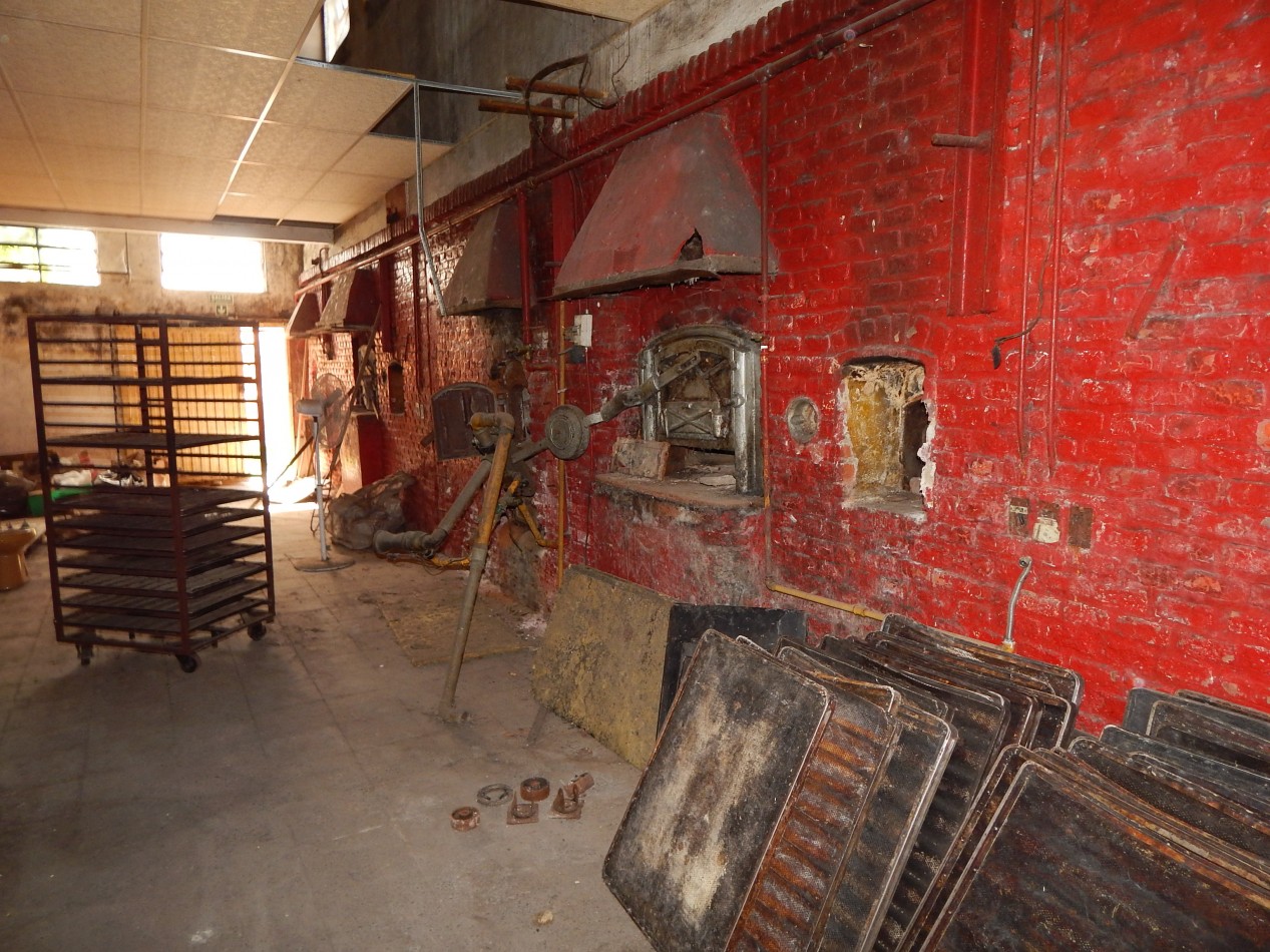 Propiedad comercial Rivadavia entre Av. Enrique Shaw y Eneas