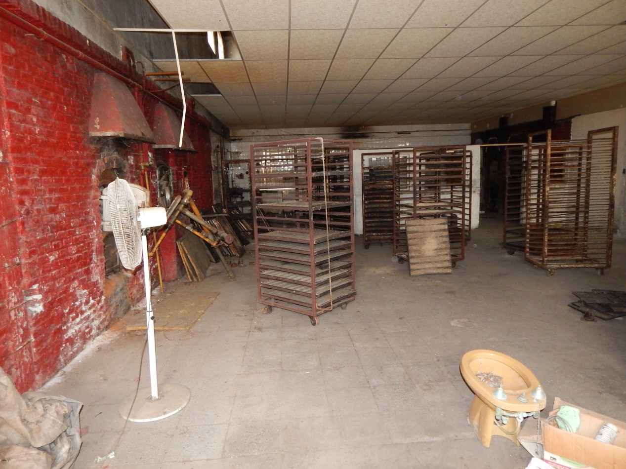 Propiedad comercial Rivadavia entre Av. Enrique Shaw y Eneas