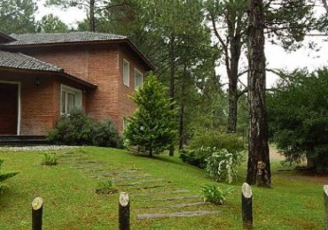 CHALET EN CARILO CALLE PINZON, ENTRE PARAISO Y SEQUOIA. CHALET EN ALQ X TEMP. 